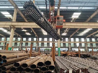 건축뿐만 아니라 중장비 제조 및 해양 엔지니어링 분야에서 철강을 혁신적으로 적용합니다.